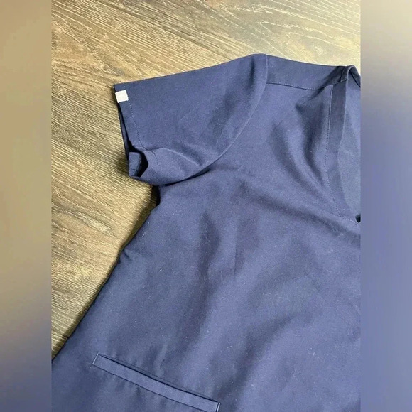 Figs Women’s M Scrub Top - Navy. - Picture 4 of 4